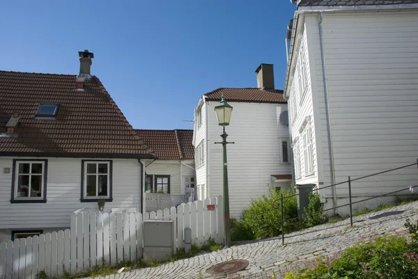 Casas de madeira brancas na parte velha de bergen, norway — Fotografia de Stock