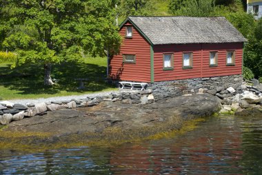 typcial İskandinav kırmızı ahşap kulübe ve hardangerfjord evler