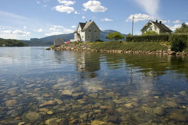 Ειδυλλιακό νορβηγική σπίτι στο hardangerfjord — Φωτογραφία Αρχείου