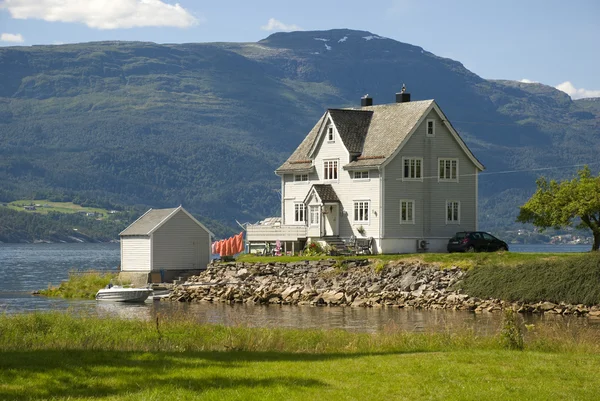 Idylliska norska hem på hardangerfjord — Stockfoto
