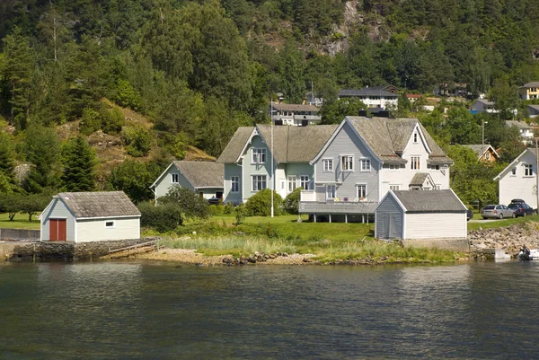 Pequeño pueblo noruego en hardangerfjord —  Fotos de Stock