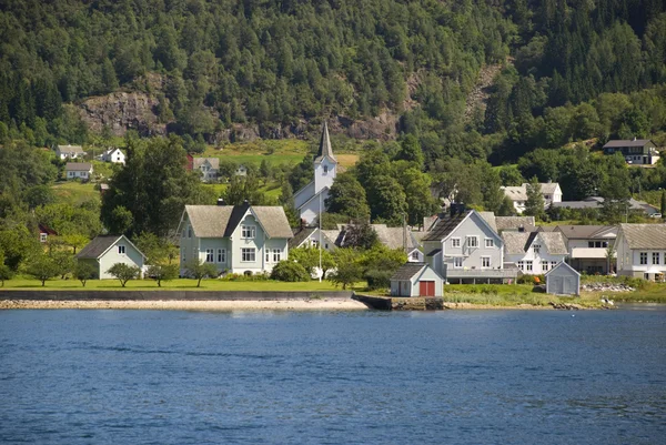 Piccolo villaggio norvegese su hardangerfjord — Foto Stock