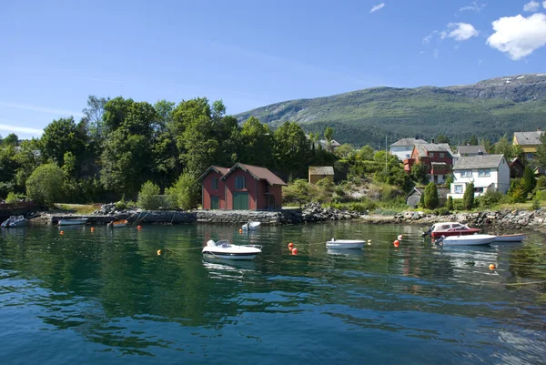 Liten by på hardangerfjord med båtar, Norge — Stockfoto