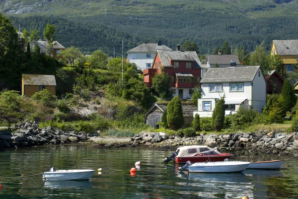 Malá vesnice na hardangerfjord s loděmi, Norsko — Stock fotografie
