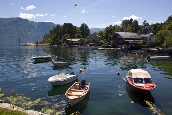 Klein dorpje op hardangerfjord met boten, Noorwegen — Stockfoto