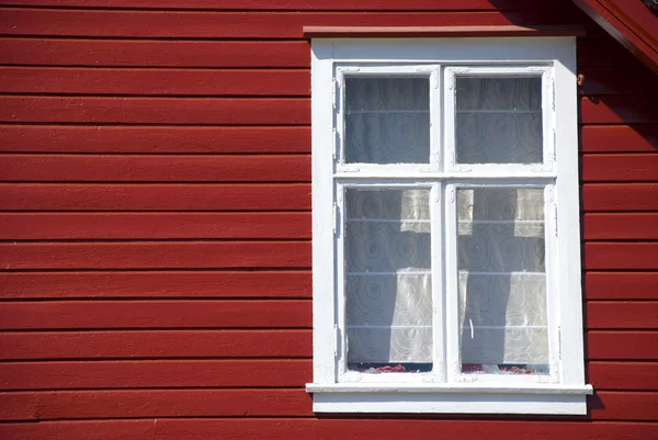 Фасад классического красного скандинавского деревянного дома — стоковое фото