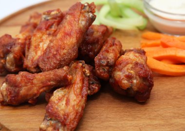 ızgara Sebzeli tavuk kanatları