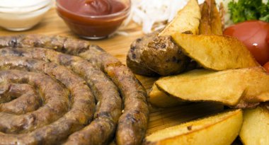 patates ile ızgara sosis