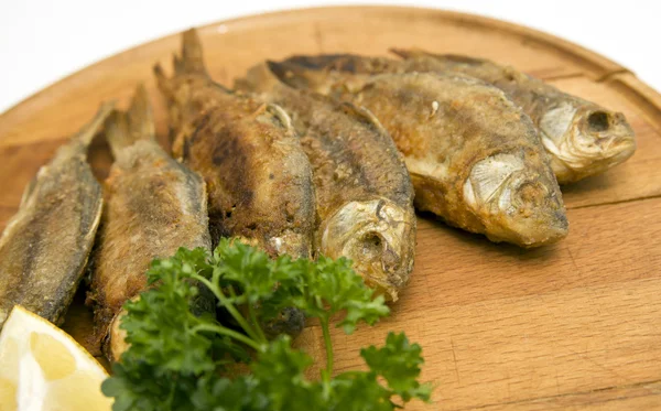 Crucians frito assado grelhado uma refeição de peixe — Fotografia de Stock