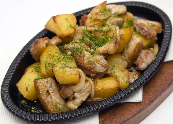 Жареный картофель со свининой — стоковое фото