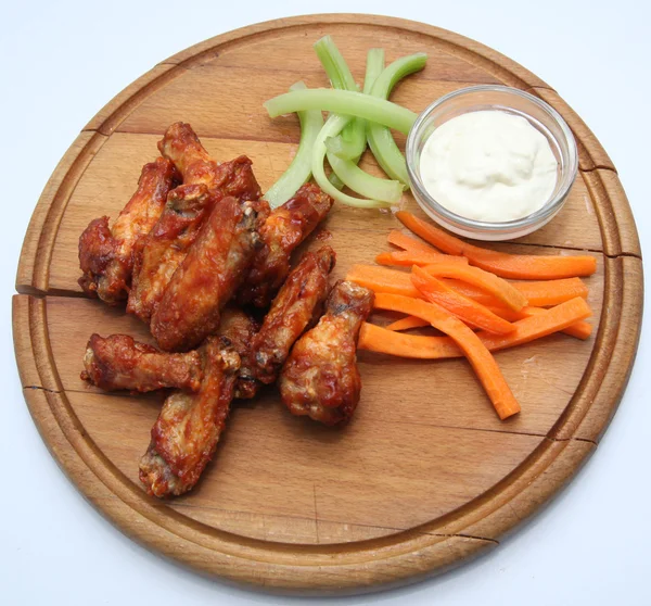 Chicken wings a grill with vegetables — Stock Photo, Image