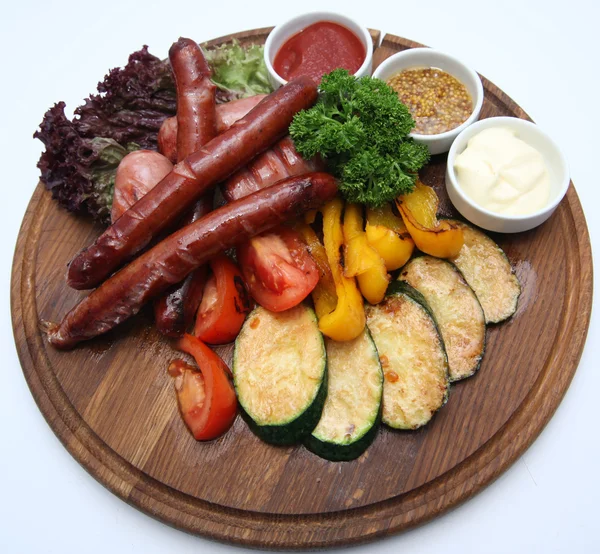 Все виды жареных колбас с овощами — стоковое фото