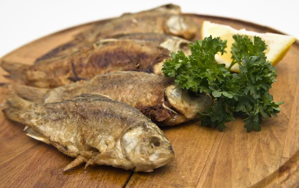 Crucians frito assado grelhado uma refeição de peixe — Fotografia de Stock