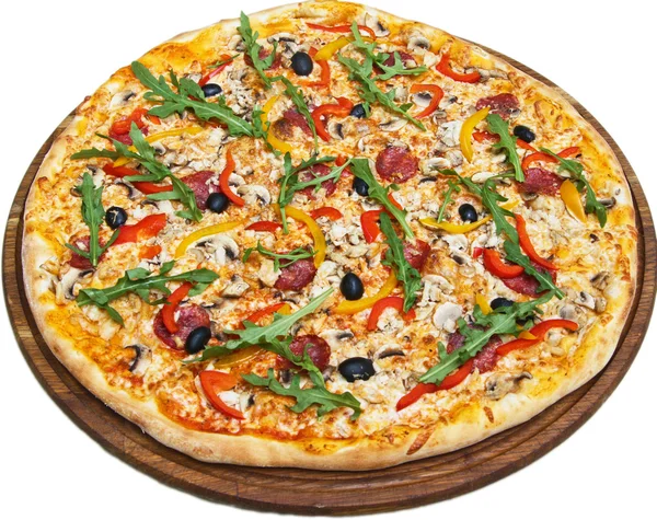Kaprichioza Pizza na placa de madeira isolada em branco — Fotografia de Stock