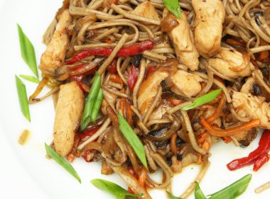buğday soba noodle ile tavuk ve sebze vok