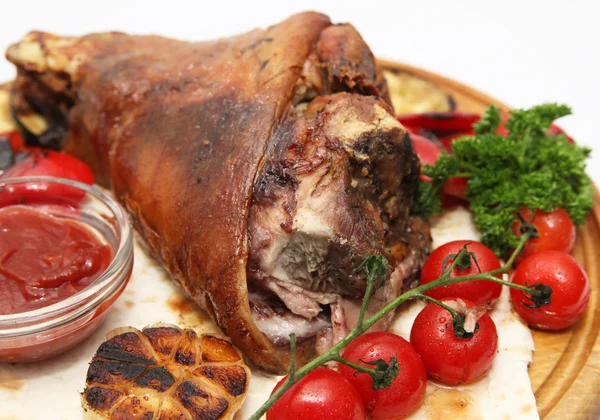 Свинина з медовою глазур'ю з овочами на дерев'яній тарілці ізольована на білому — стокове фото