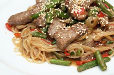 Etli ve sebzeli spagetti