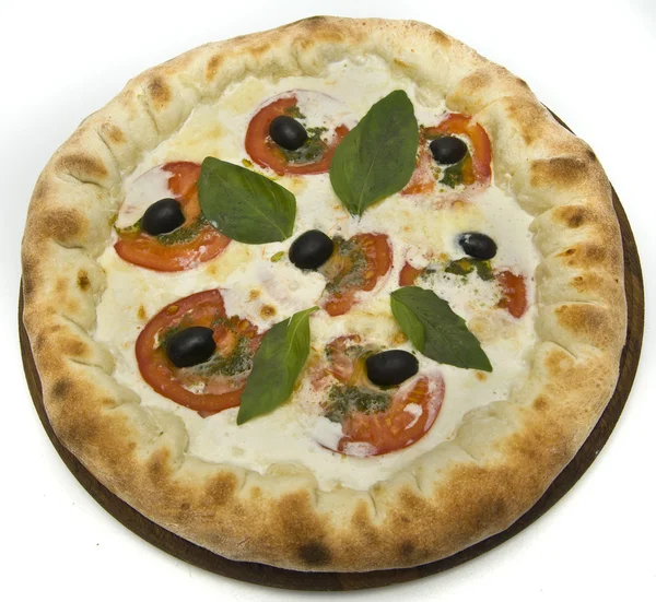 Pizza portabella på träplatta isolerad på vit — Stockfoto