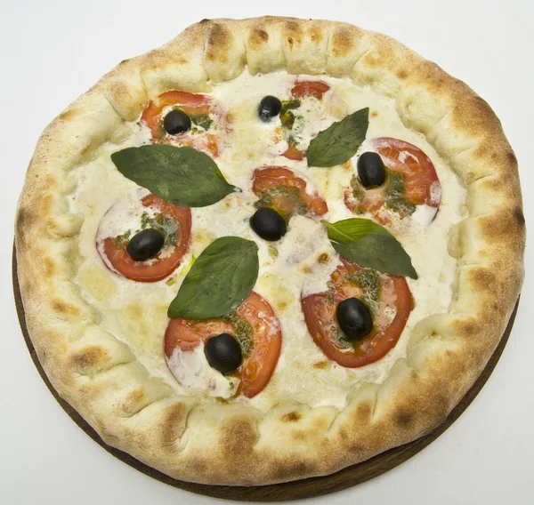 Pizza portabella på träplatta isolerad på vit — Stockfoto