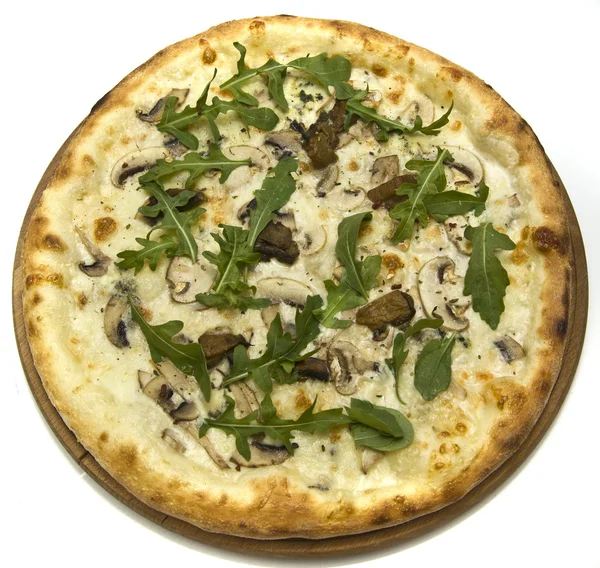 Pizza med svamp på träplatta isolerad på vit — Stockfoto