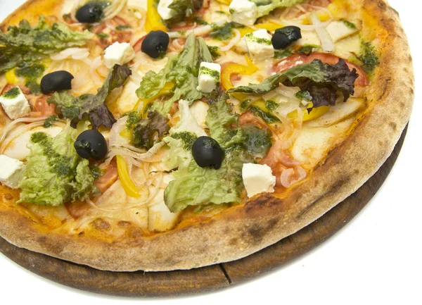 Pizza close-up em placa de madeira isolada em branco — Fotografia de Stock