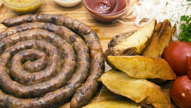 ev yapımı sebzeli ızgara sosis