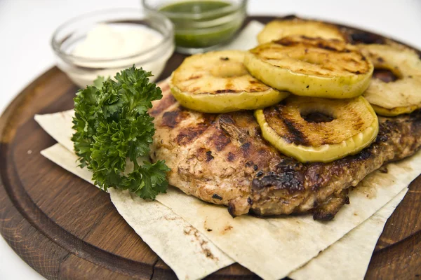 Kuřecí steak s grilovanými jablky — Stock fotografie