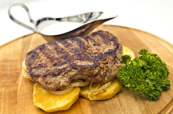 Жареная говядина с картошкой и соусом — стоковое фото