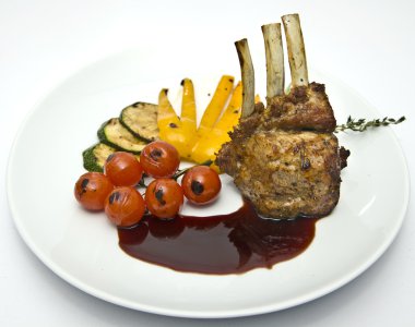 Dana ızgara sebzeler ile kemik üzerinde