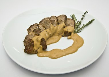 domuz eti bonfile tavuk karaciğer ile doldurulmuş