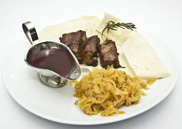 Мясо с капустой и соусом — стоковое фото