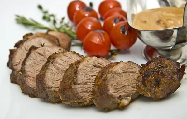 Lombo de porco com tomate cereja — Fotografia de Stock