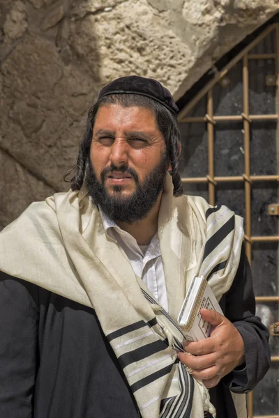En rabbin som innehar en tanakh — Stockfoto