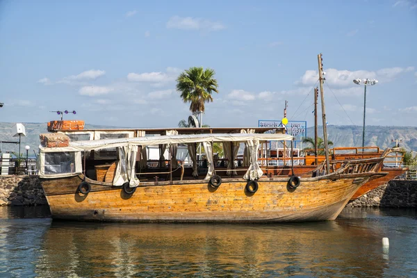 Лодка в Галилейском море — стоковое фото