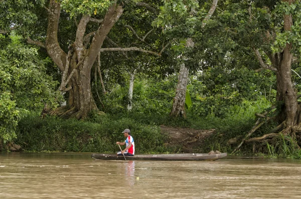 Hombre remando en su canoa —  Fotos de Stock