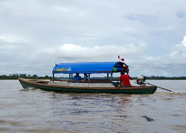 Bateau dans le fleuve Amazone — Photo