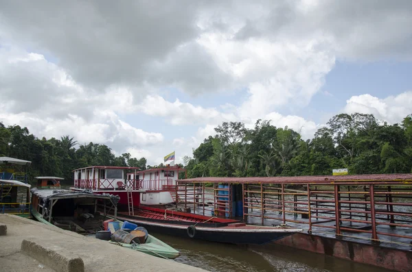 Port dans la rivière Orteguaza — Photo