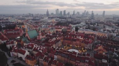 Arkasında gökdelenler olan Varşova Eski Şehri üzerinde Ocak Günbatımı. Aerial Sunset, Varşova 'nın tarihi şehri ve şehir merkezindeki gökdelenleri, Polonya. Bardaktaki yansımalar