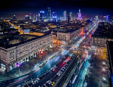 Anayasa Meydanı (PL: Plac Konstytucji) - Arkasında gökdelenler olan Varşova 'nın gece merkezi - Polonya, AB.