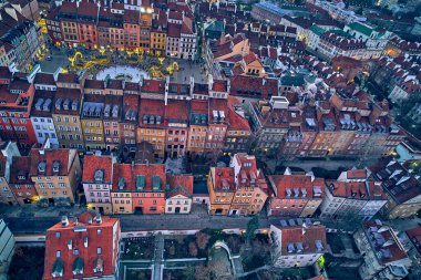 Varşova Şehri 'nin gökdelenleri ve Varşova' nın pazar meydanı ve bir deniz kızı heykeli, Polonya, AB.