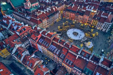 Varşova Şehri 'nin gökdelenleri ve Varşova' nın pazar meydanı ve bir deniz kızı heykeli, Polonya, AB.