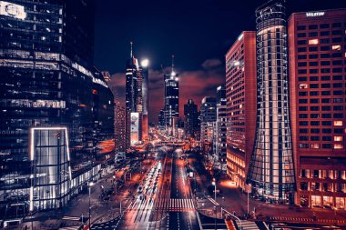 Güzel panoramik hava aracı gece yarısı gökdelenleri olan Varşova 'nın merkezinin gökdelenleri John Paul II caddelerinin arka planında - geceleri büyük şehrin ışıkları, Polonya, AB.