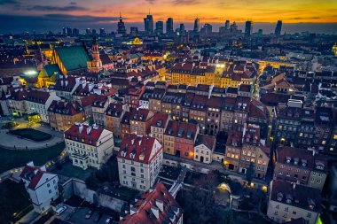 Varşova Şehri 'nin gökdelenleri ve Varşova' nın pazar meydanı ve bir deniz kızı heykeli, Polonya, AB.