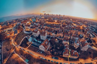 Varşova Şehri 'nin gökdelenleri ve Varşova' nın pazar meydanı ve bir deniz kızı heykeli, Polonya, AB.