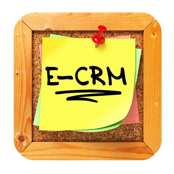 E-crm. gele sticker op het bulletin van. — Stockfoto