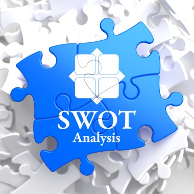 SWOT analisis mavi puzzle parçaları üzerinde.
