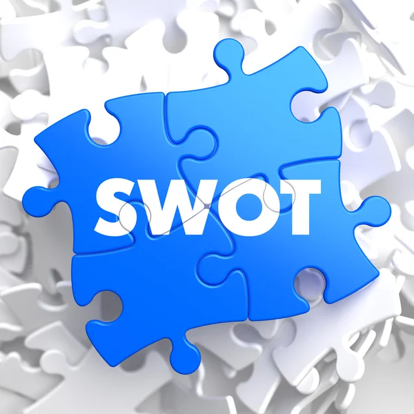 SWOT op blauwe raadselstukken. bedrijfsconcept. — Stockfoto