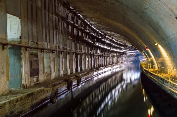 Ondergrondse tunnel met water. — Stockfoto