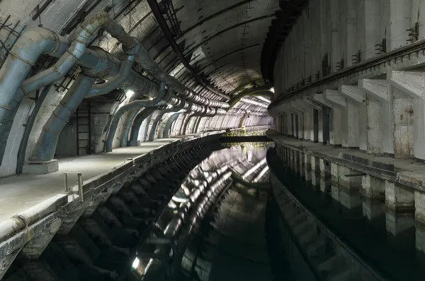 Túnel subterráneo con agua . — Foto de Stock