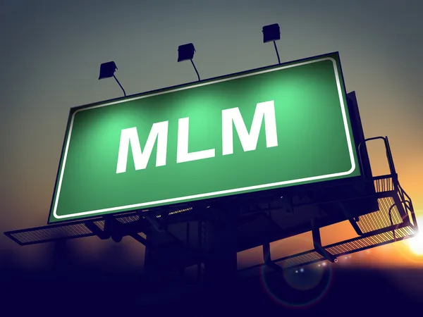 MLM - Билборд на фоне восхода солнца . — стоковое фото